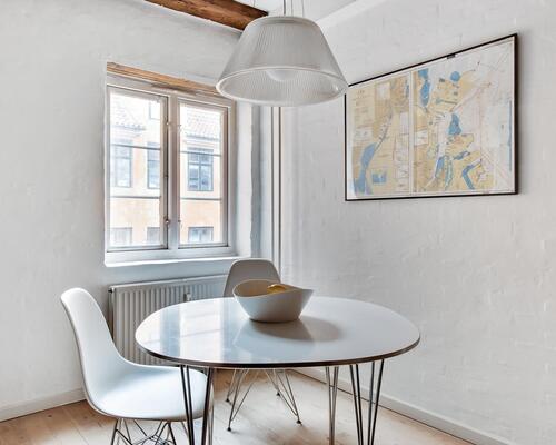 Eksklusiv og karakterfuld lejlighed på Strandgade – fuldt møbleret og klar til indflytning