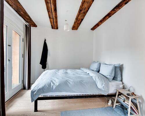 Eksklusiv og karakterfuld lejlighed på Strandgade – fuldt møbleret og klar til indflytning