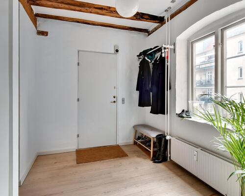 Eksklusiv og karakterfuld lejlighed på Strandgade – fuldt møbleret og klar til indflytning