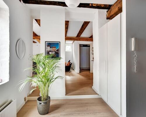 Eksklusiv og karakterfuld lejlighed på Strandgade – fuldt møbleret og klar til indflytning