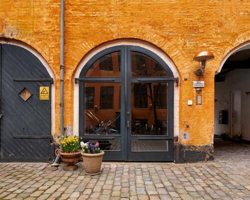 Eksklusiv og karakterfuld lejlighed på Strandgade – fuldt møbleret og klar til indflytning