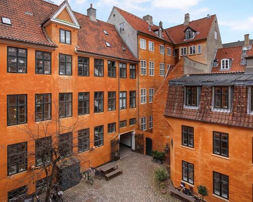 Eksklusiv og karakterfuld lejlighed på Strandgade – fuldt møbleret og klar til indflytning