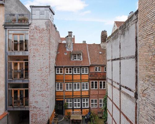 Eksklusiv og karakterfuld lejlighed på Strandgade – fuldt møbleret og klar til indflytning