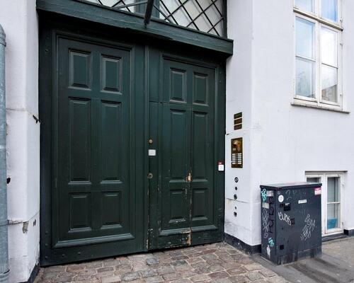 Eksklusiv og karakterfuld lejlighed på Strandgade – fuldt møbleret og klar til indflytning