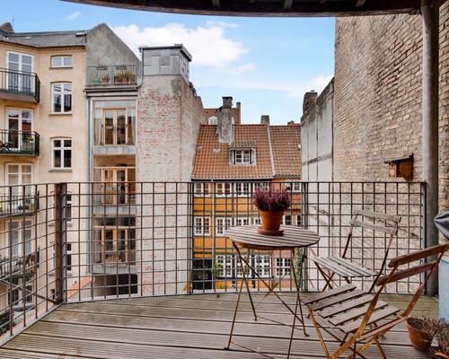 Eksklusiv og karakterfuld lejlighed på Strandgade – fuldt møbleret og klar til indflytning