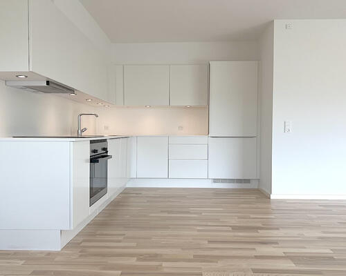 Nyere lys lejlighed, med to altaner, i populært område