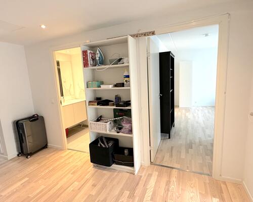 Nyere lys lejlighed, med to altaner, i populært område