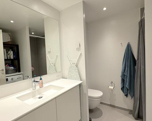 Nyere lys lejlighed, med to altaner, i populært område