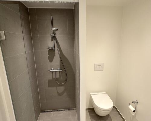 Nyere lys lejlighed, med to altaner, i populært område