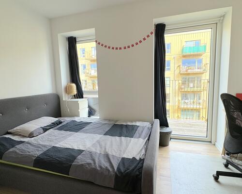 Nyere lys lejlighed, med to altaner, i populært område