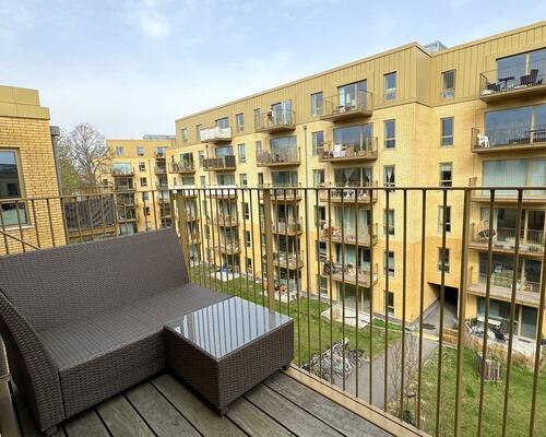 Nyere lys lejlighed, med to altaner, i populært område