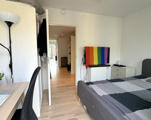 Nyere lys lejlighed, med to altaner, i populært område