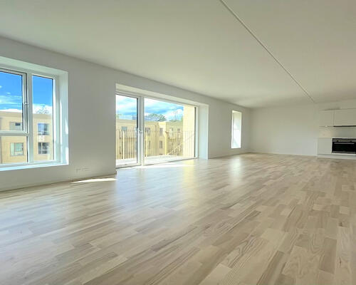 Nyere lys lejlighed, med to altaner, i populært område