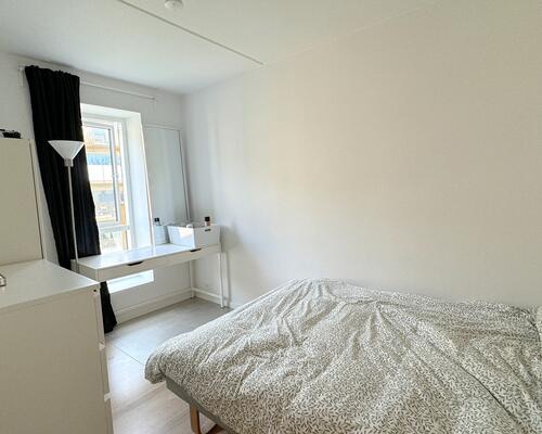 Nyere lys lejlighed, med to altaner, i populært område