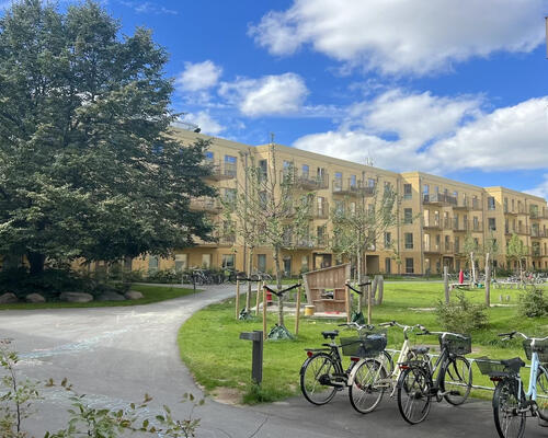 Nyere lys lejlighed, med to altaner, i populært område