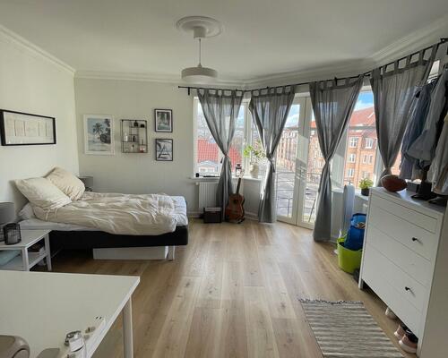 Skøn 3 vær. i vestbyen med altan