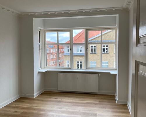 Skøn 3 vær. i vestbyen med altan