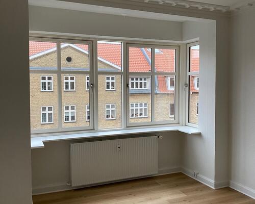 Skøn 3 vær. i vestbyen med altan