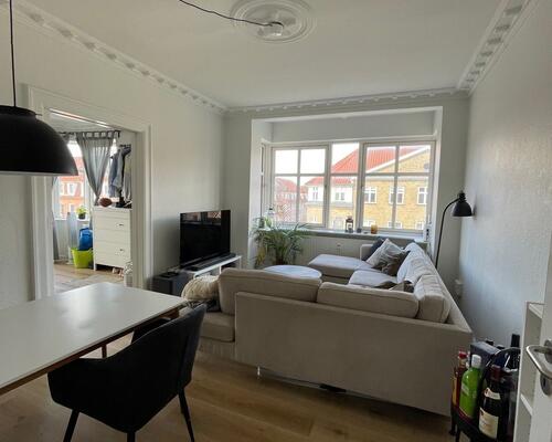 Skøn 3 vær. i vestbyen med altan