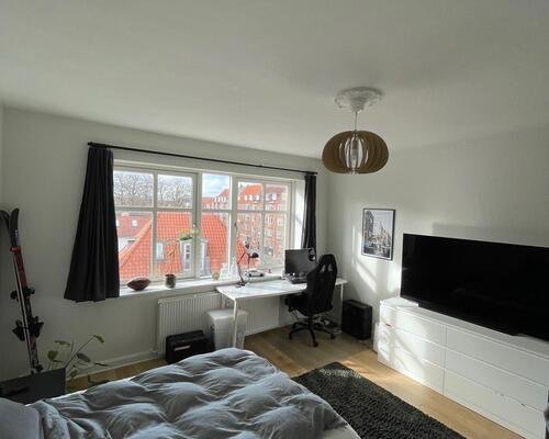 Skøn 3 vær. i vestbyen med altan