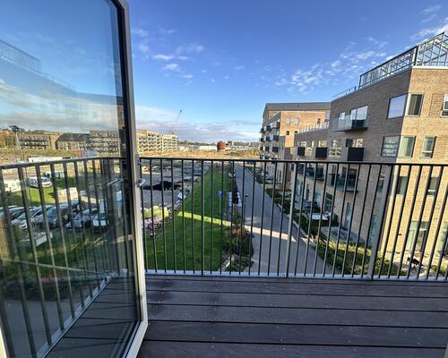 Moderne lejlighed med stor altan og naturskøn beliggenhed