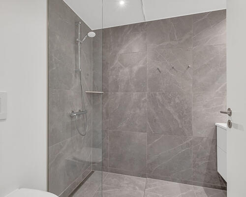 Moderne lejlighed med altan og fjordudsigt i Nørresundby