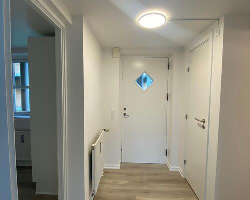 Nyrenoveret 2-værelses lejlighed i stueetage med central beliggenhed.