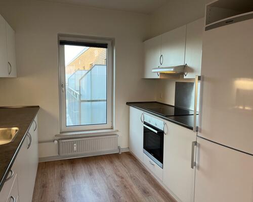 Attraktivt beliggende 2-værelses lejlighed på 2. sal med stor sydtvendt altan og super flot havudsigt.