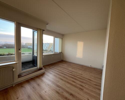 Attraktivt beliggende 2-værelses lejlighed på 2. sal med stor sydtvendt altan og super flot havudsigt.