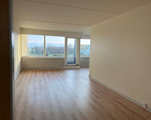 Attraktivt beliggende 2-værelses lejlighed på 2. sal med stor sydtvendt altan og super flot havudsigt.