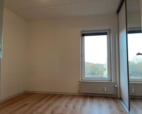 Attraktivt beliggende 2-værelses lejlighed på 2. sal med stor sydtvendt altan og super flot havudsigt.