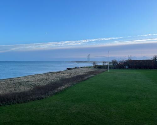 Attraktivt beliggende 2-værelses lejlighed på 2. sal med stor sydtvendt altan og super flot havudsigt.