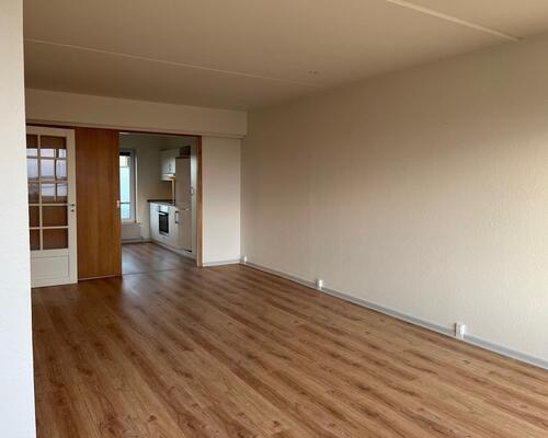 Attraktivt beliggende 2-værelses lejlighed på 2. sal med stor sydtvendt altan og super flot havudsigt.