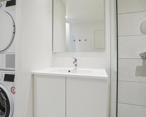 Stor 2-vær. bolig på 3. sal. Alt i hårde hvidevarer, altan og kæmpe vinduespartier mod syd