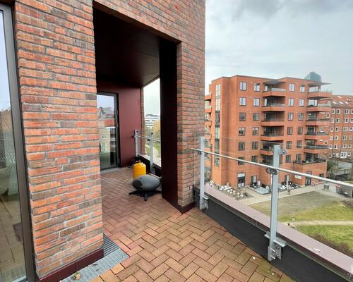 NYE BILLEDER - Fantastisk lejlighed med egen stor overdækket terrasse