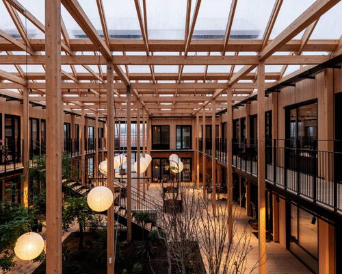 Lys toværelses bolig med egen terrasse, stort badeværelse og privat depotrum