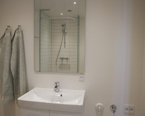 Lys toværelses bolig med egen terrasse, stort badeværelse og privat depotrum