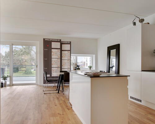 Flot 4 værelses lejlighed med altan