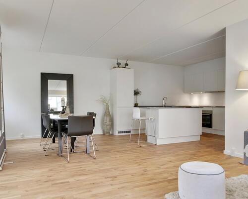 Flot 4 værelses lejlighed med altan