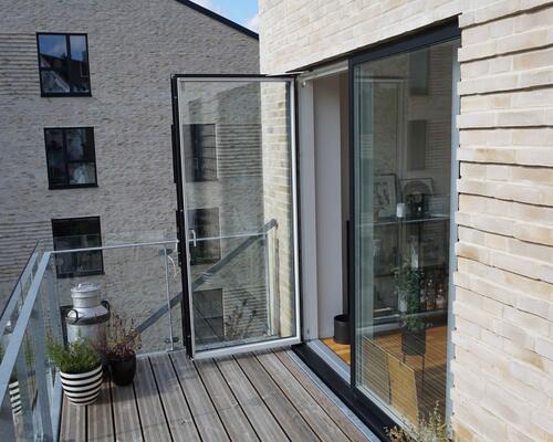 Skøn lejlighed med STOR vestvendt ALTAN