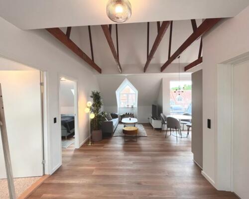 Totalrenoveret taglejlighed fra 2023 klar til nye lejere.