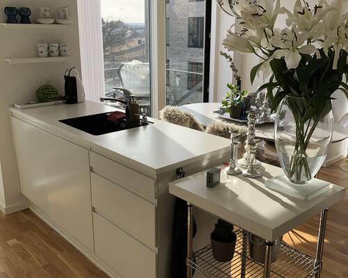 Skøn lejlighed med STOR vestvendt ALTAN