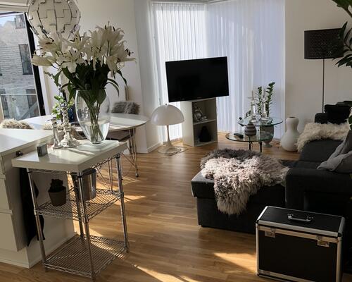 Skøn lejlighed med STOR vestvendt ALTAN