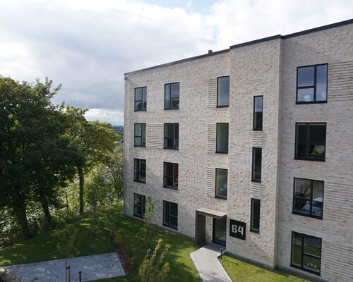 Skøn lejlighed med STOR vestvendt ALTAN