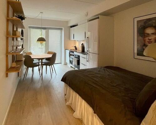 På 4 sal, ende lejlighed. med rigtig god udsigt. billederne er fra en anden lejlighed, som er helt magen til.