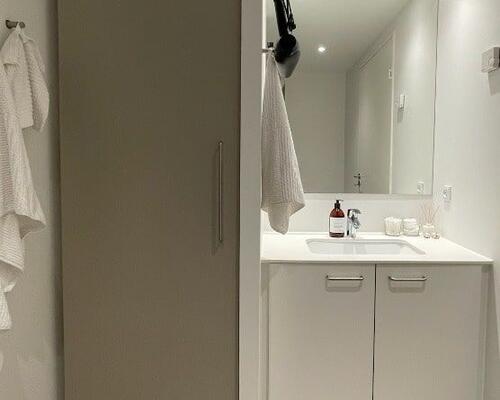 På 4 sal, ende lejlighed. med rigtig god udsigt. billederne er fra en anden lejlighed, som er helt magen til.