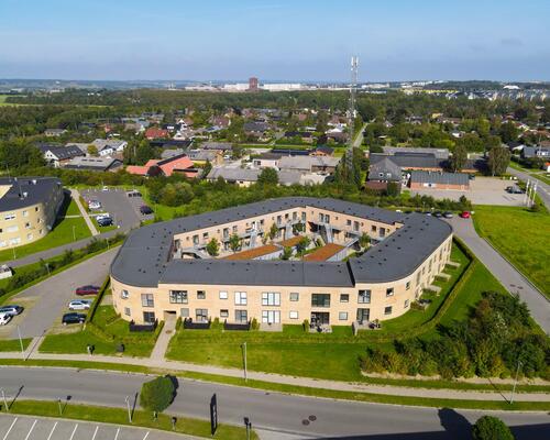 Dejlig lys 3-vær. lejlighed i stueplan med egen terrasse i populært område i Aarhus V.