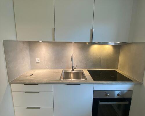 Nyrenoveret 2-værelses lejlighed på 1. sal med central beliggenhed.