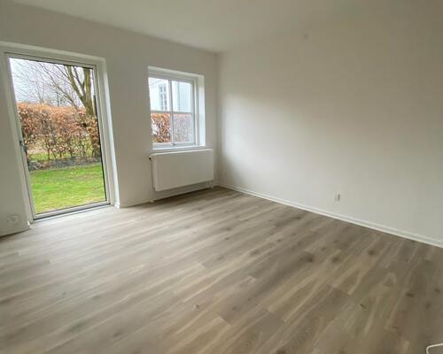 Nyrenoveret 2-værelses lejlighed på 1. sal med central beliggenhed.