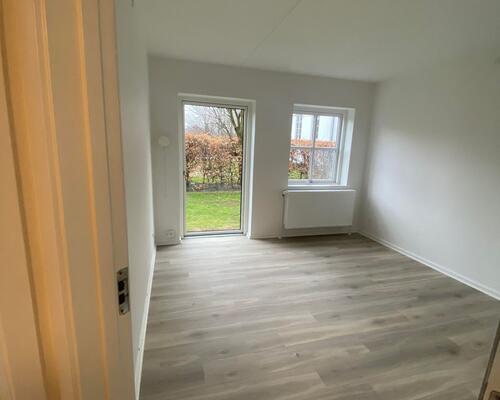 Nyrenoveret 2-værelses lejlighed i stueetage med central beliggenhed.